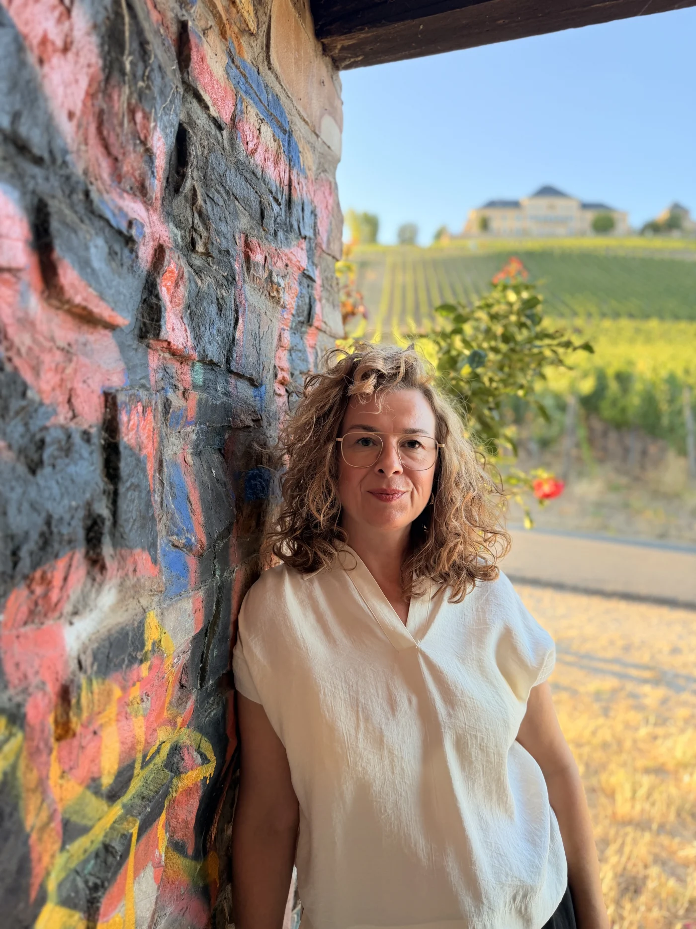 Katharina Wegner in einem Weinberg im Rheingau